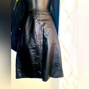 Ann Taylor. Size 6p. Black leather.